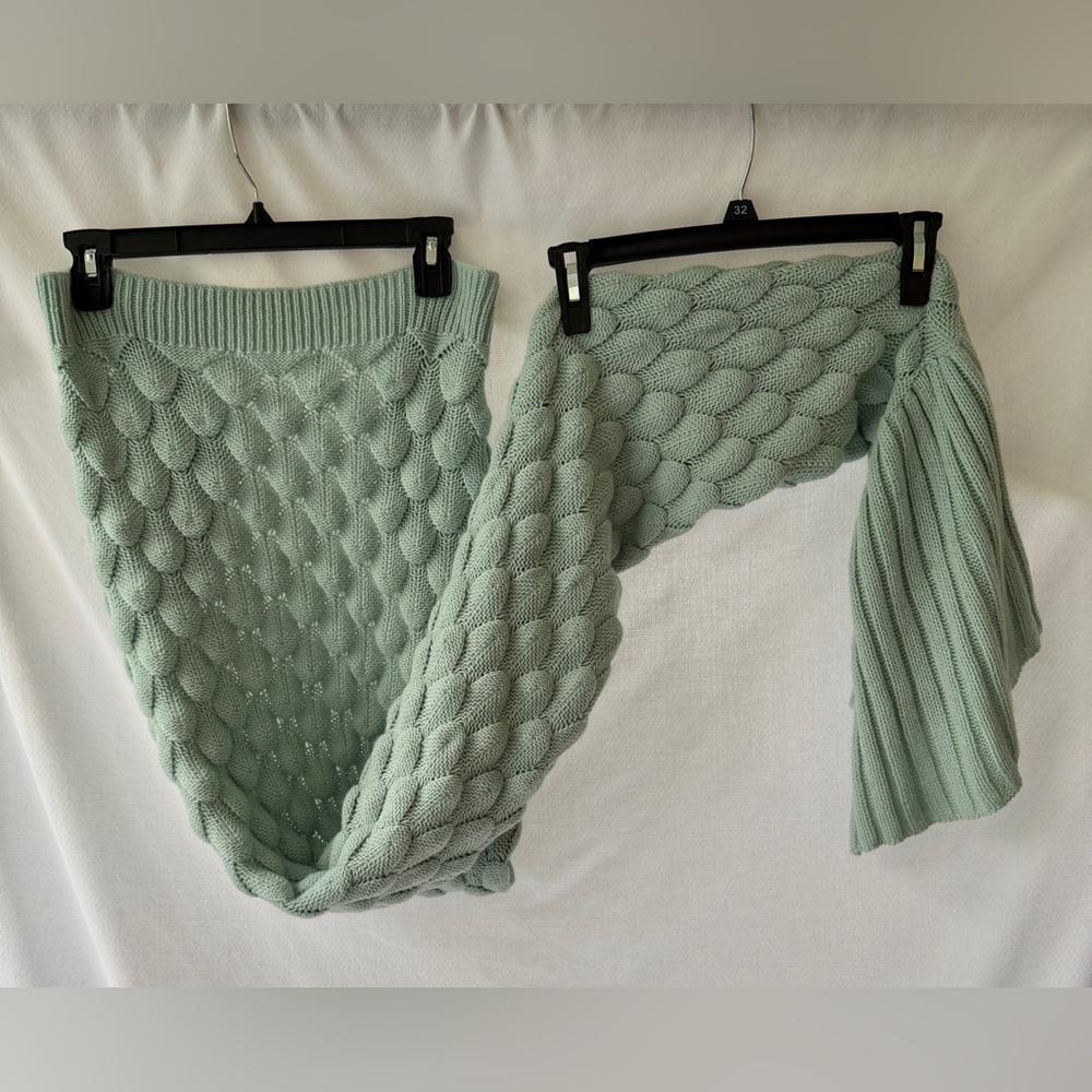NWoT Crocheted Knit Mermaid Tail Throw Blanket Aquamarine Color